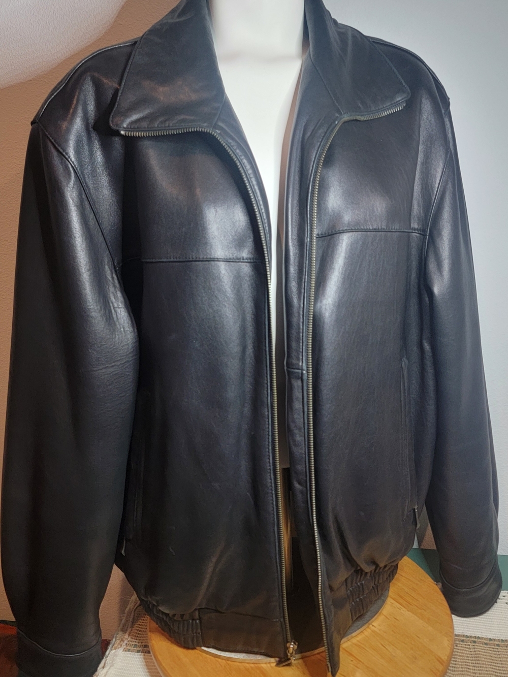 The Roundtree & Yorke Men's Black Leather Full Zip Lined Short Jacket in size L
